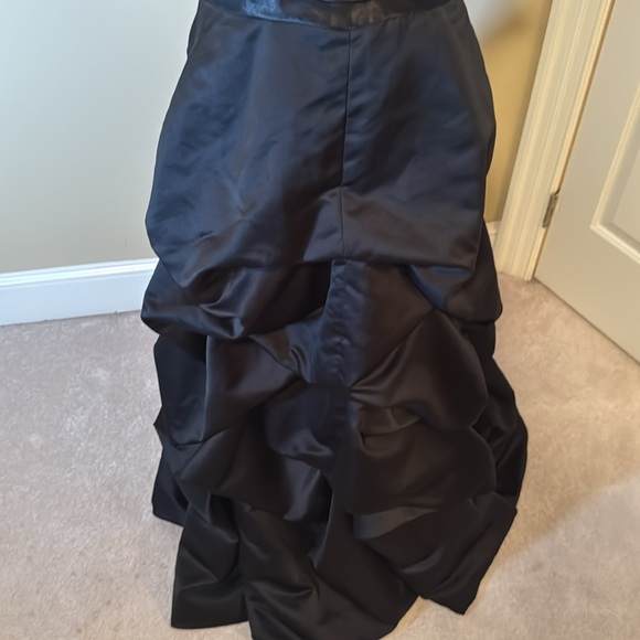 Beautiful vintage ballgown in black. Size 6. Fits like a size 4. - Picture 8 of 9